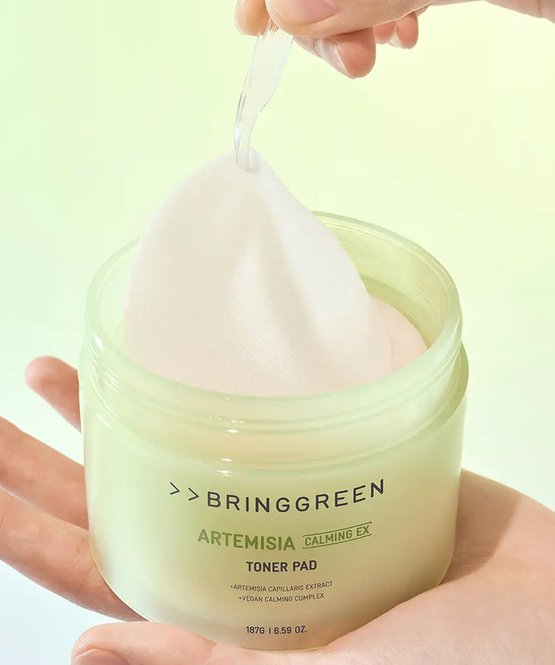 BRINGGREEN Mugwort Calming EX Toner Pads 75 Sheets, mains tenant des pads à base d’armoise, pot vert sur fond clair