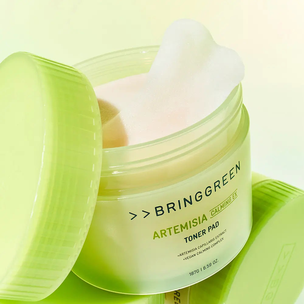 BRINGGREEN Mugwort Calming EX Toner Pads 75 Sheets : pots verts avec tampons de toner, marque BRINGGREEN, ambiance beauté spa