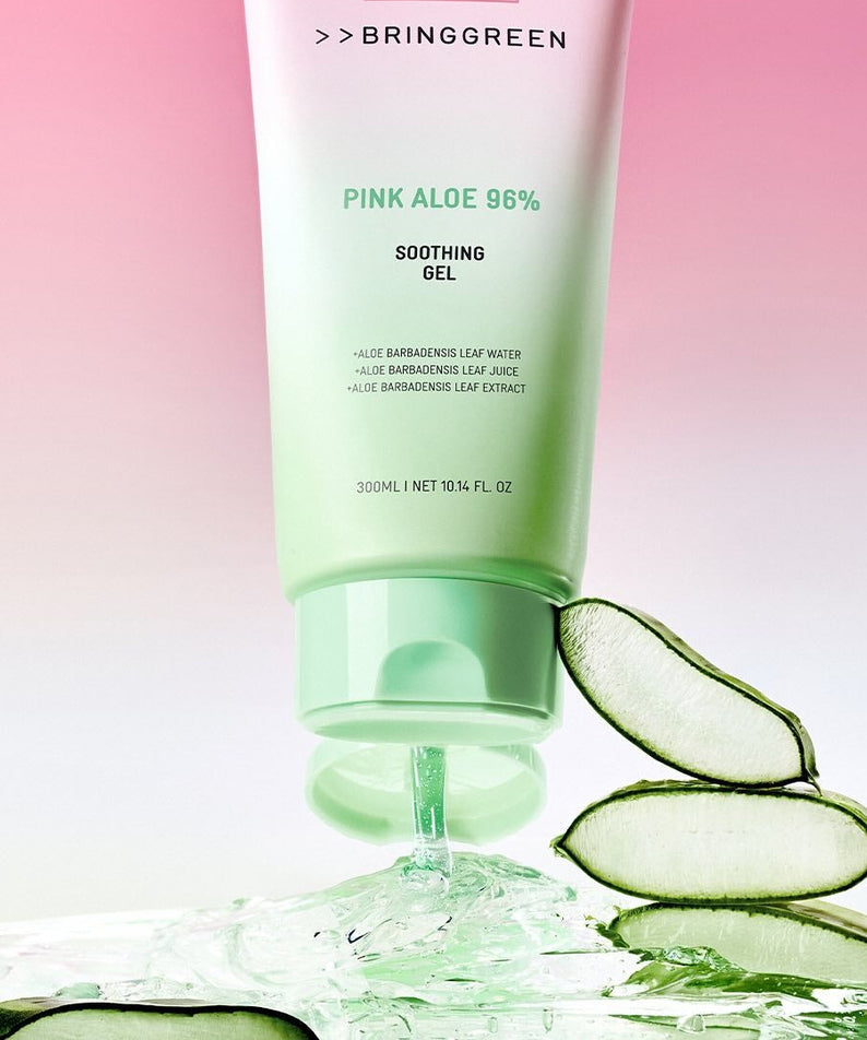 BRINGGREEN Pink Aloe 96% Soothing Gel 300ml, tube rose en gros plan sur fond clair avec aloe tranchée