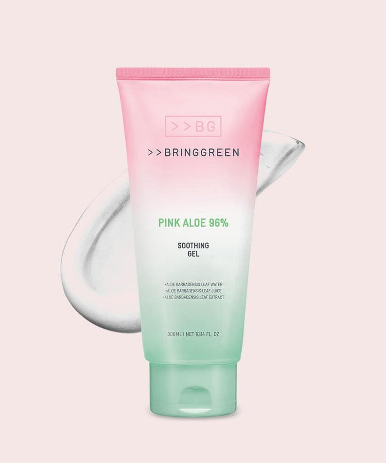BRINGGREEN Pink Aloe 96% Soothing Gel 300ml : tube rose et gel sur fond pastel, visuel produit en studio.