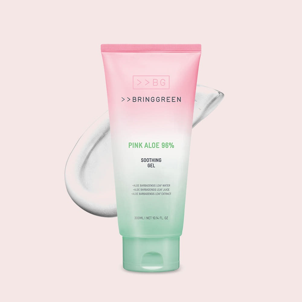 BRINGGREEN Pink Aloe 96% Soothing Gel 300ml : tube rose et gel sur fond pastel, visuel produit en studio.