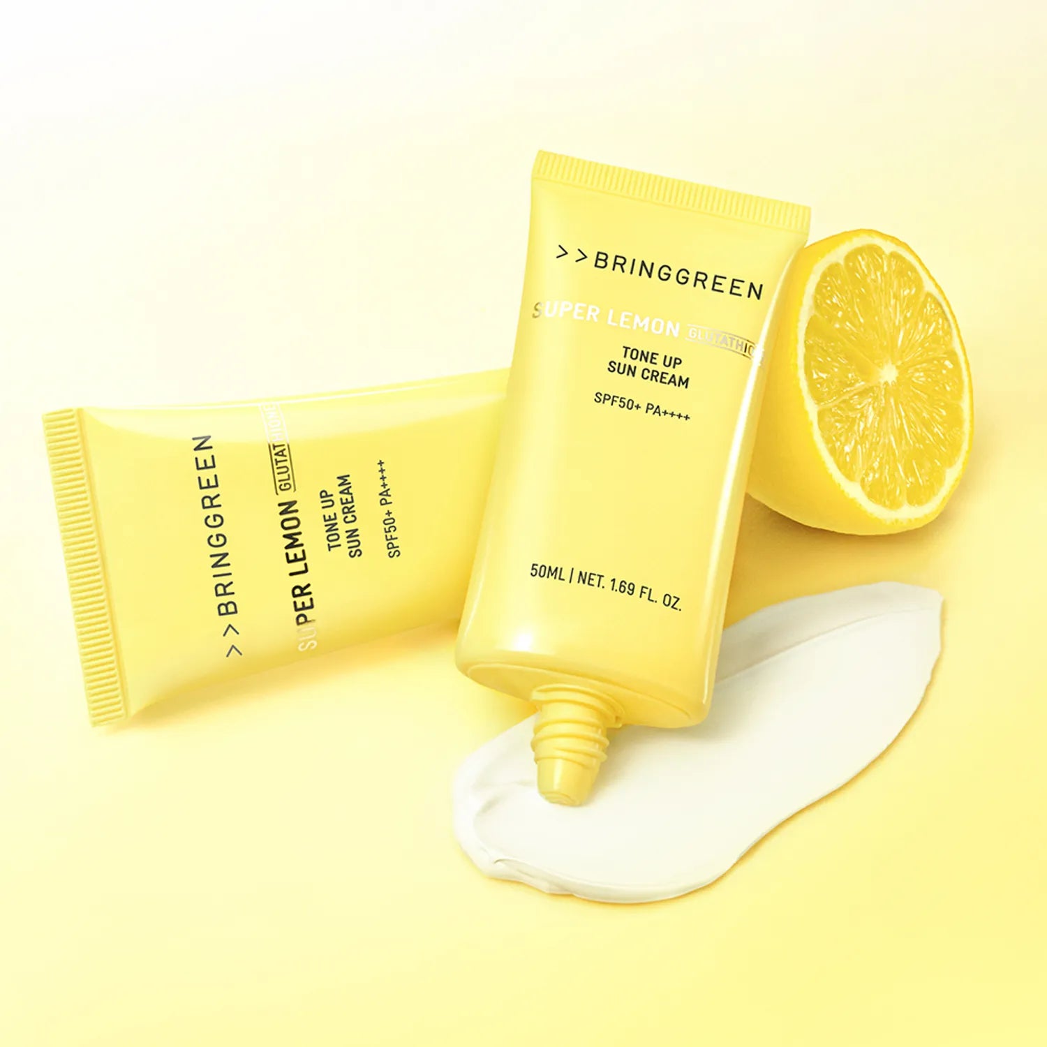 BRINGGREEN Super Lemon Glutathione Tone-Up Sun Cream 50ml+50ml SPF 50+ / PA++++, tube jaune et citron sur fond clair