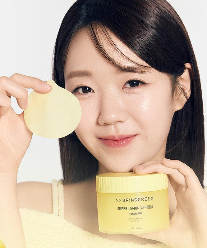 BRINGGREEN Super Lemon Glutathione Toner Pads 90 Pads + 90 Pad Refill Set, femme applique des disques toners sur la joue
