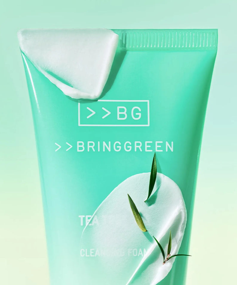 BRINGGREEN Tea Tree Cica Deep Cleansing Foam 120ml, tube turquoise sur fond vert, marque BRINGGREEN, feuilles de thé