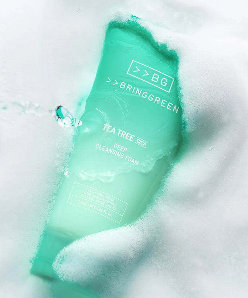 BRINGGREEN Tea Tree Cica Deep Cleansing Foam 120ml de la marque BRINGGREEN, posé sur fond blanc avec mousse et eau.
