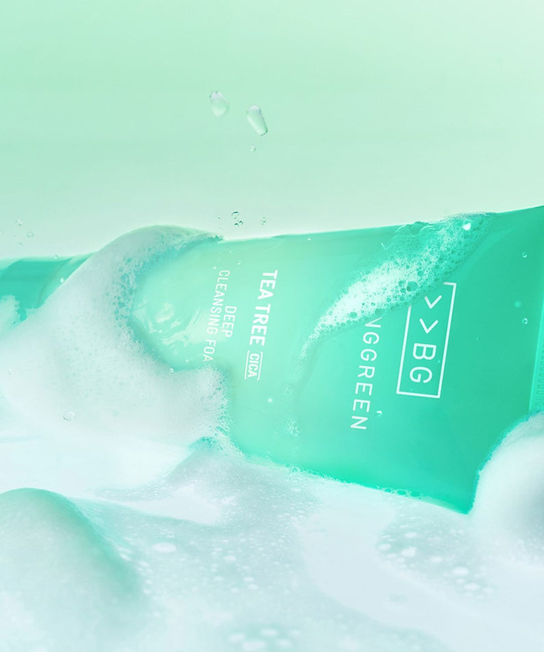BRINGGREEN Tea Tree Cica Deep Cleansing Foam 120ml par BRINGGREEN, tube vert en mousse verte sous douche.