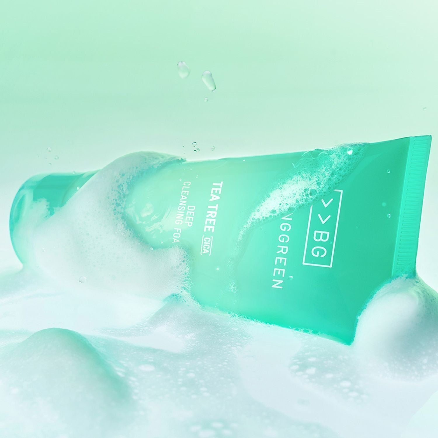 BRINGGREEN Tea Tree Cica Deep Cleansing Foam 120ml par BRINGGREEN, tube vert en mousse verte sous douche.