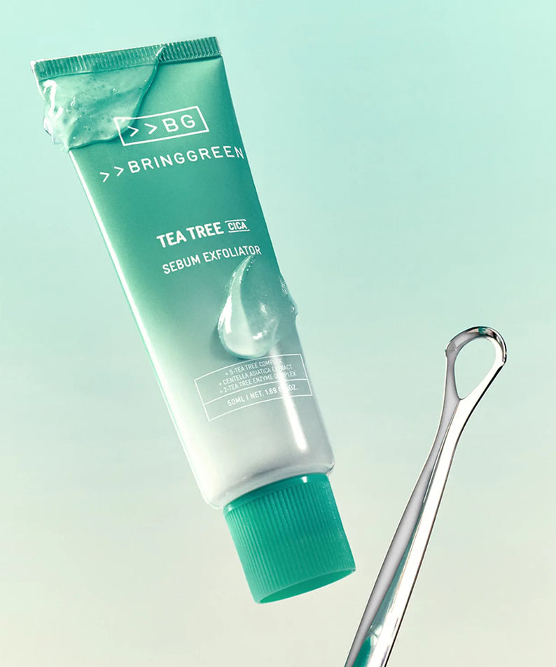 BRINGGREEN Tea Tree Cica Sebum Cleansing Gel 50ml, tube vert en gros plan, contexte skincare sur fond clair.