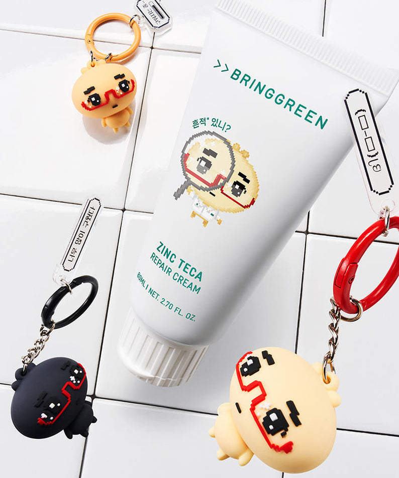 BRINGGREEN Zinc Teca Repair Blemish Cream 80ml de la marque BRINGGREEN, tube sur carrelage blanc, accessoires en fond.
