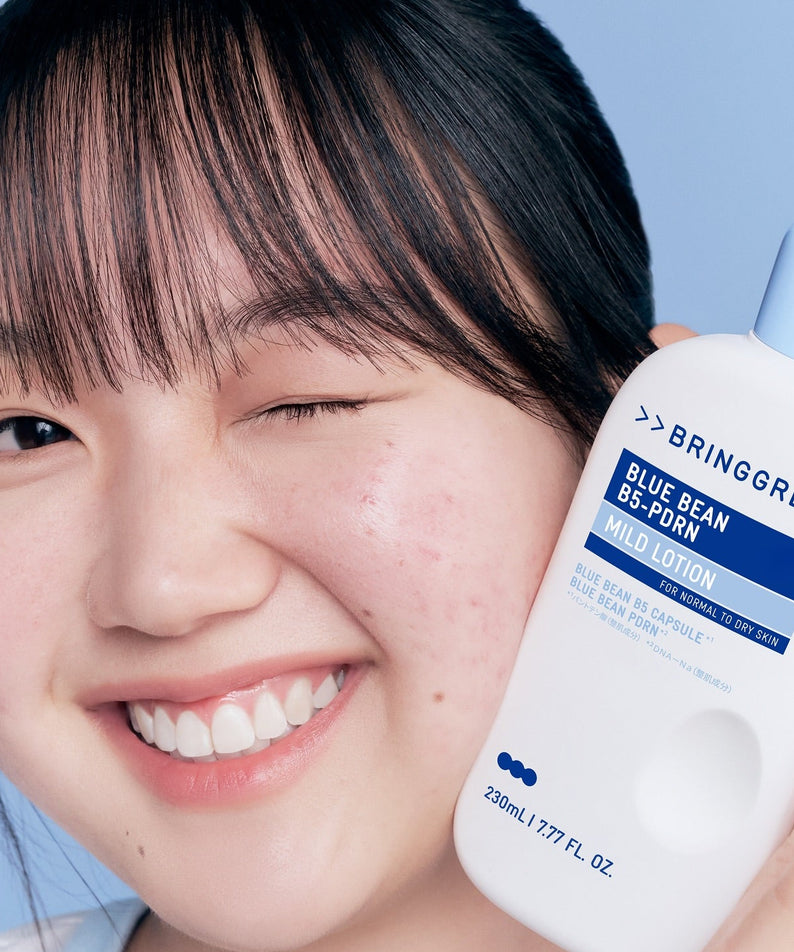 Femme souriante tenant BRINGGREEN Blue Bean B5-PDRN Mild Lotion 230ml