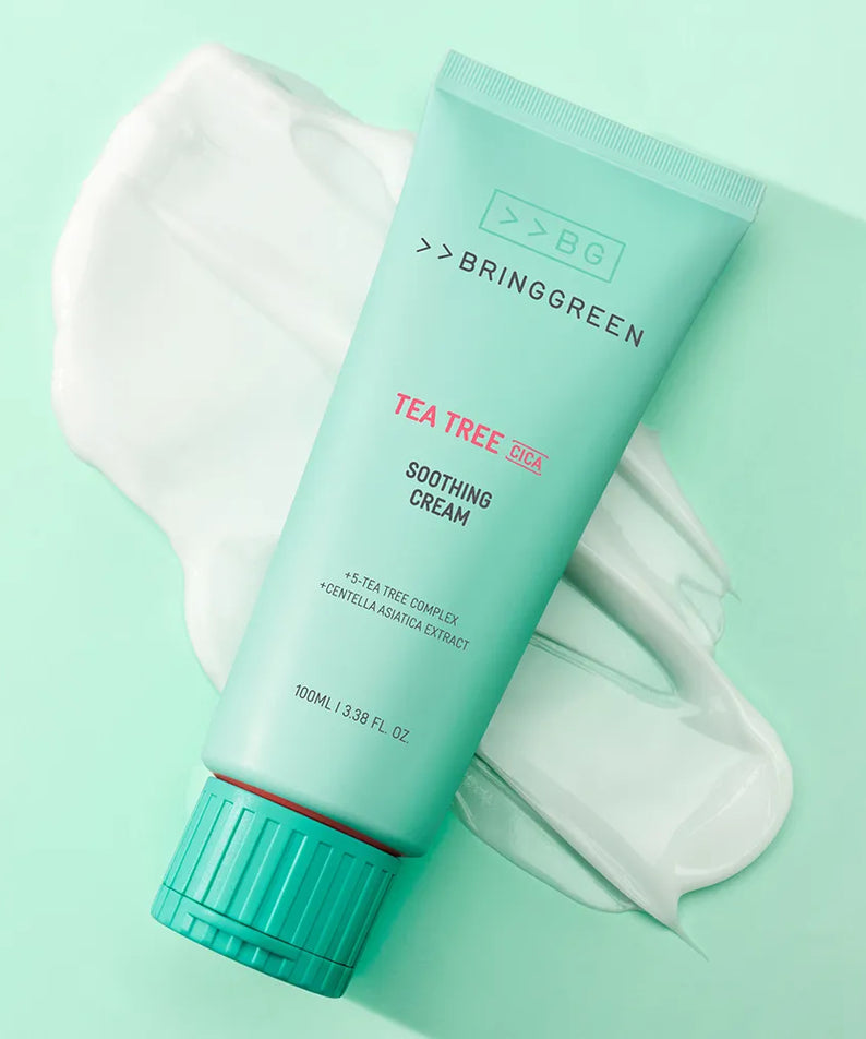 BRINGGREEN Teatree Cica Soothing Cream Plus 100ml, tube vert sur fond menthe avec texture crème, contexte beauté.