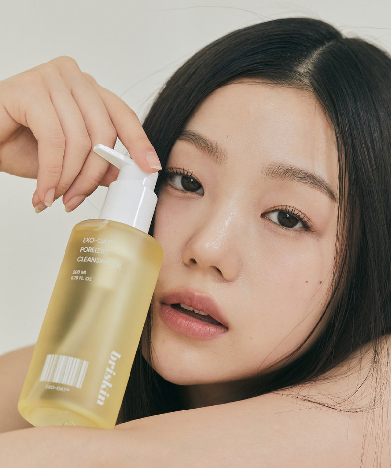 Femme tenant BRISKIN Exo-Oat Poreless Cleansing Oil 200ml pour soins de la peau, huile nettoyante en flacon pompe.