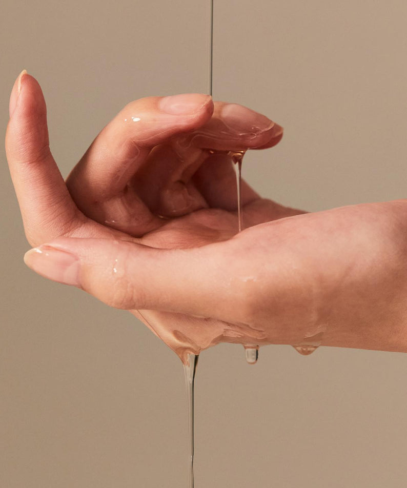 Application de BRISKIN Exo-Oat Poreless Cleansing Oil 200ml sur la main, texture douce pour un nettoyage impeccable.