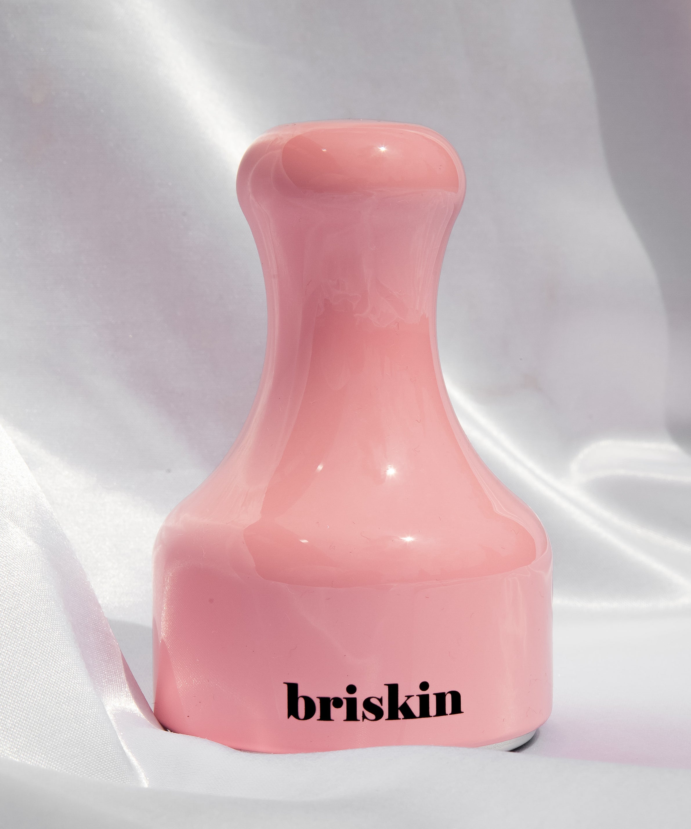 BRISKIN Face & Body Calming Ice Therapy, produit apaisant pour le visage et le corps, outil rose sur fond blanc, thérapie froide efficace.