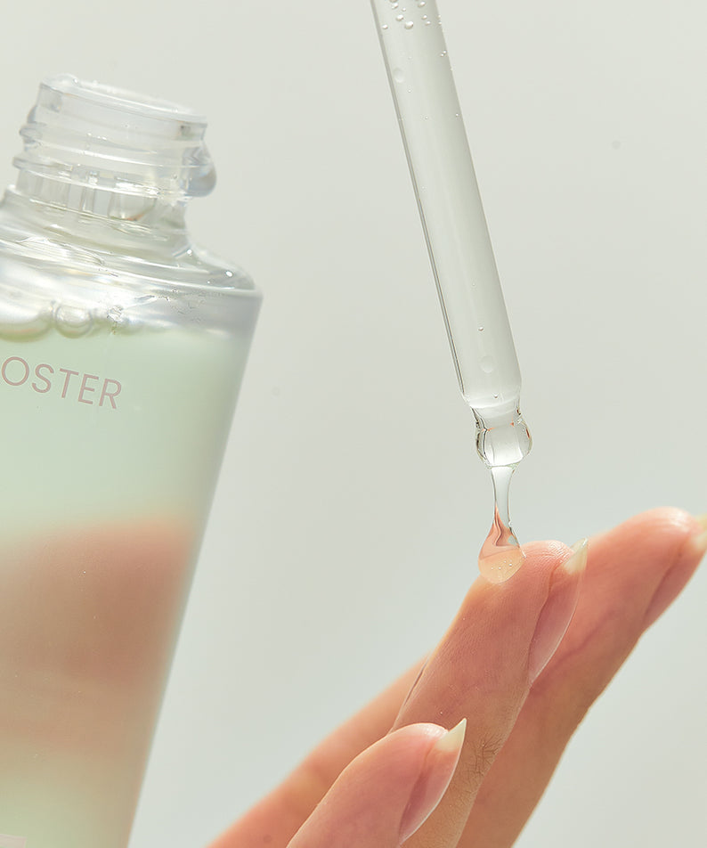 BRISKIN Houttuynia Cordata Exo-Barrier Skinbooster Serum 50ml avec pipette sur main, soin visage puissant.