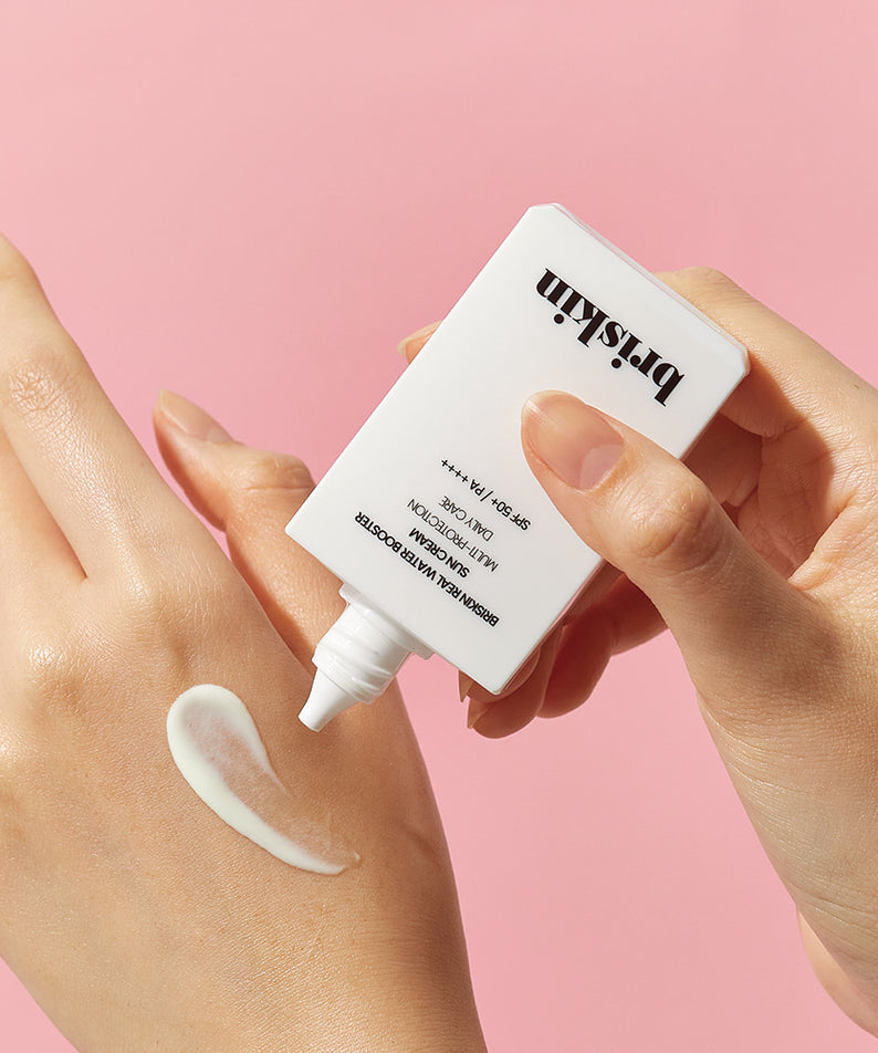 Application de BRISKIN Real Water Booster Sun Cream SPF+PA++++ 50ml sur main, crème solaire hydratante en flacon.