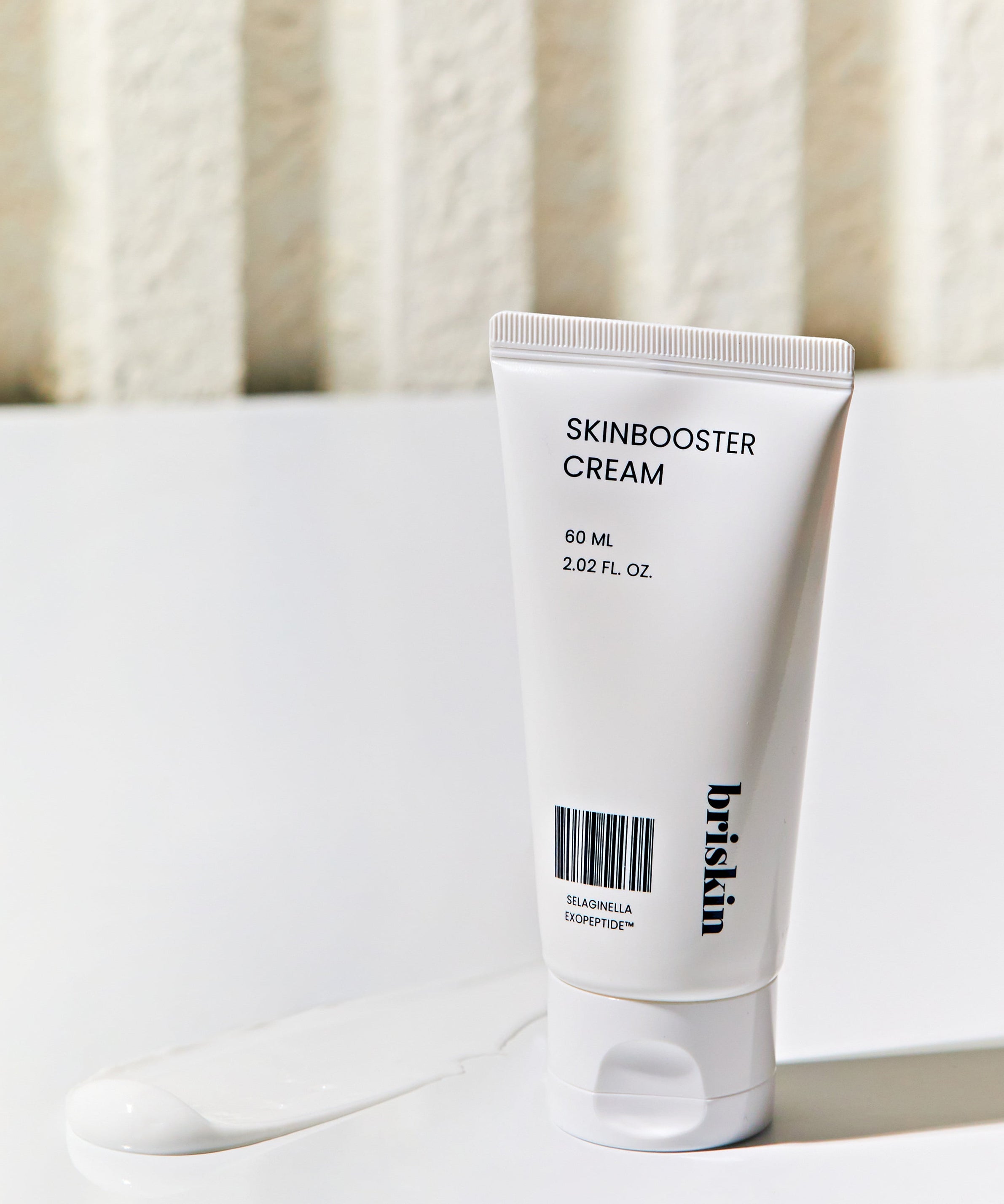 Crème BRISKIN Selaginella Exopeptide Skin Booster 60ml sur une table lumineuse.