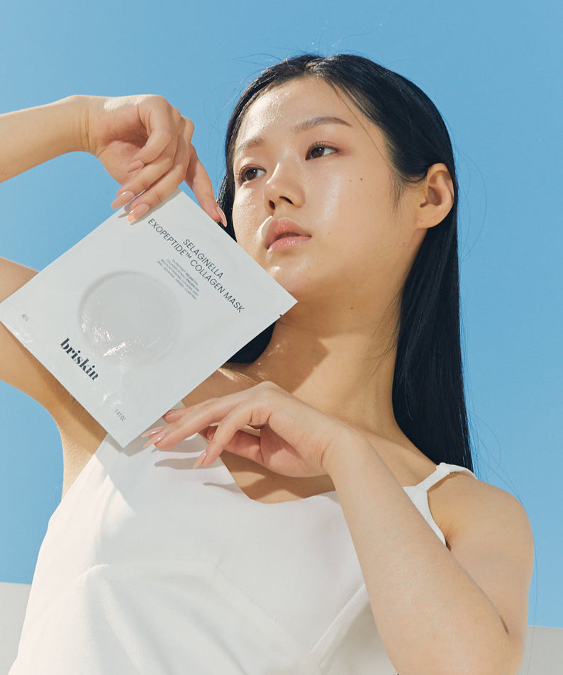 Femme posant avec le masque BRISKIN Selaginella Exopeptide Collagen Mask 5 sheets sous un ciel bleu.