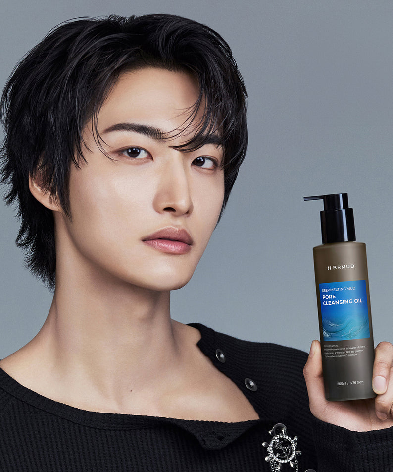 Homme tenant BRMUD Deep melting Mud Pore Cleansing Oil 200ML pour un nettoyage efficace de la peau.