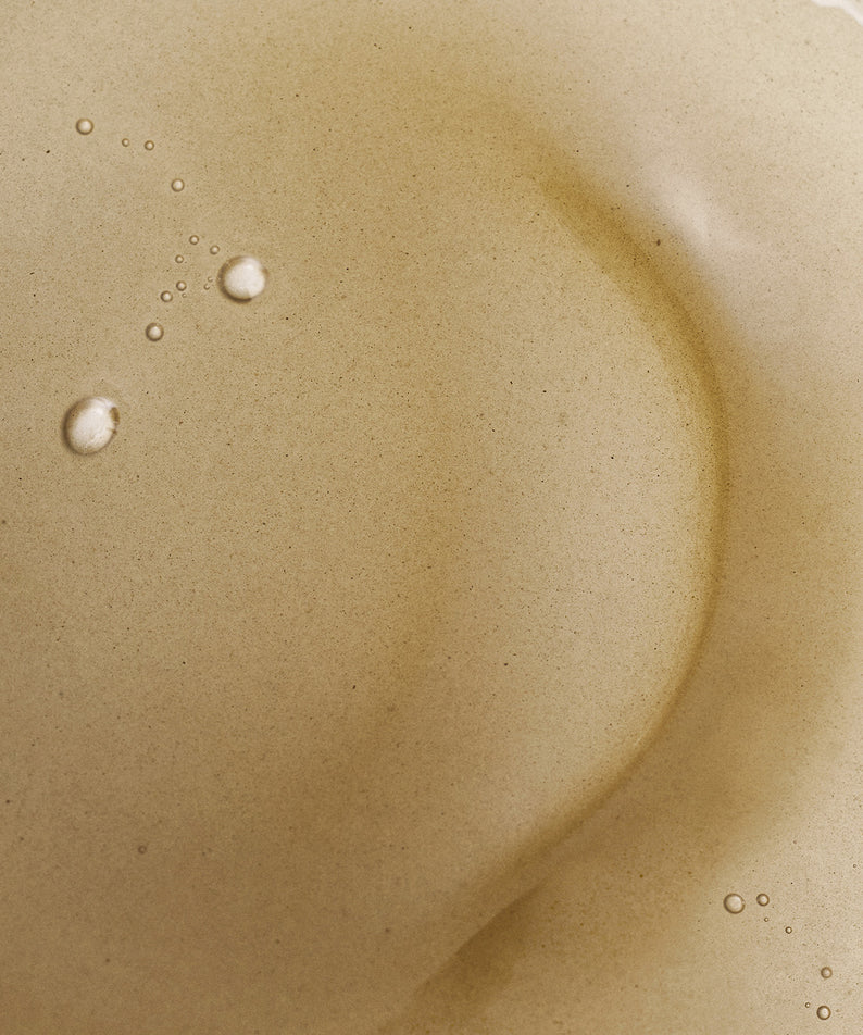 BRMUD Deep melting Mud Pore Cleansing Oil 200ML : huile démaquillante à l’effet boue minérale sur fond beige, gouttelettes.