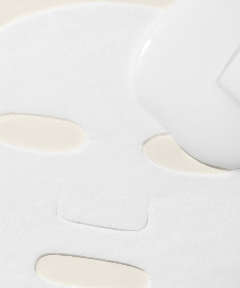 BRTC Ceramide Boosting Mask 10 Sheets : masque visage en tissu blanc, sérum diffusé, gros plan, sur fond crème.