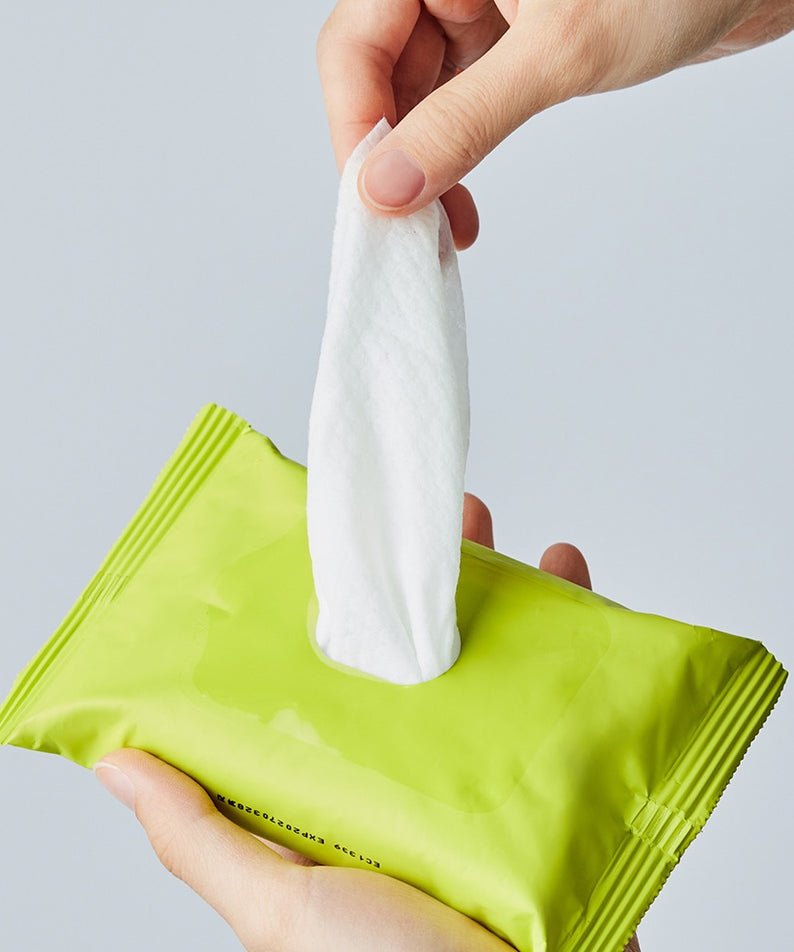 Main tenant un mouchoir d’un produit BRTC Homme Active Max Fresh Play Tissue 15 Sheets, marque BRTC, style frais