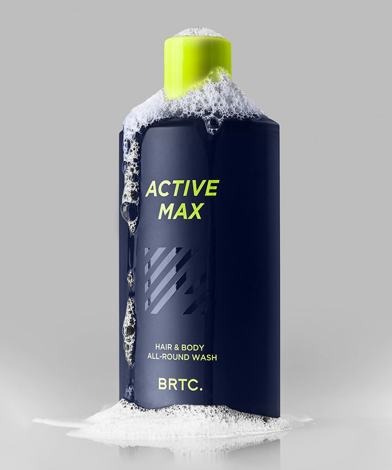 BRTC Homme Active Max Hair & Body All-Round Wash 200ml de BRTC, flacon bleu avec mousse, fond gris, homme.
