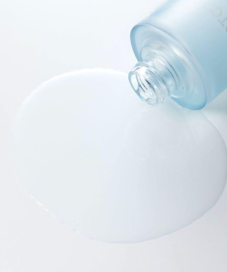BRTC Hydra Daily Toner 120ml de BRTC, flacon bleu clair avec gel hydratant sur fond blanc, gouttelette visuelle