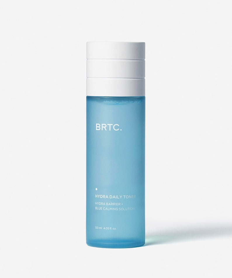 Décris l’image : BRTC Hydra Daily Toner 120ml, flacon bleu sur fond clair, marque BRTC, tonique hydratant quotidien.