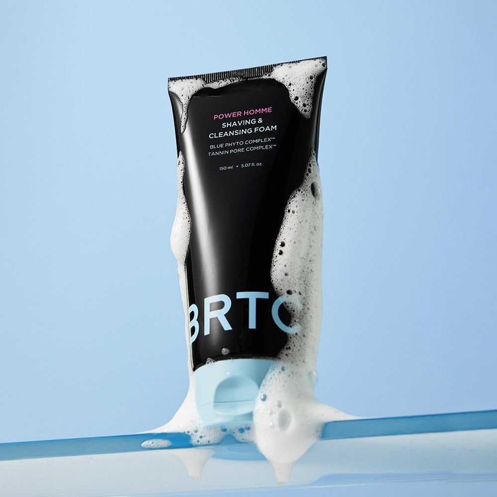 BRTC Power Homme Shaving & Cleanser Foam 150ml de BRTC : tube noir avec mousse, fond bleu, rafraîchissant.