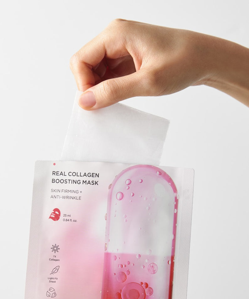 Main tenant le BRTC Real Collagen Bosting Mask 10 Sheets, packaging rose et blanc, fond clair, vue produit.