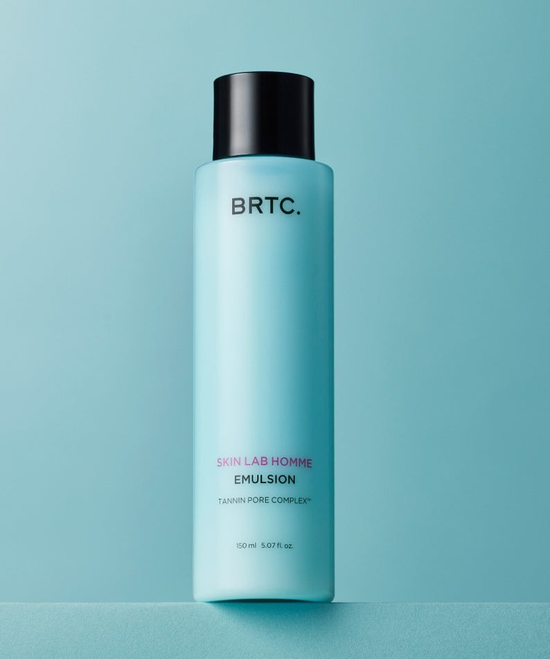 Décris l'image en français : BRTC Skin Lab Homme Series Emulsion 150ml, flacon BRTC sur fond bleu, produit skincare homme