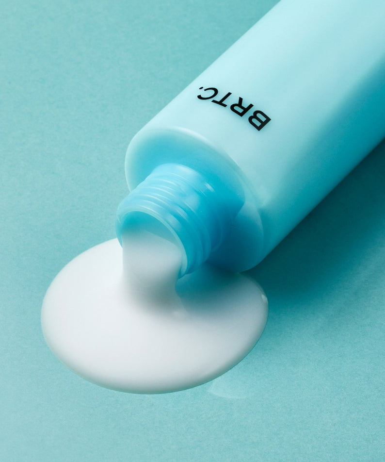 BRTC Skin Lab Homme Series Emulsion 150ml de BRTC, tube bleu et crème blanche sur fond turquoise (photo produit).