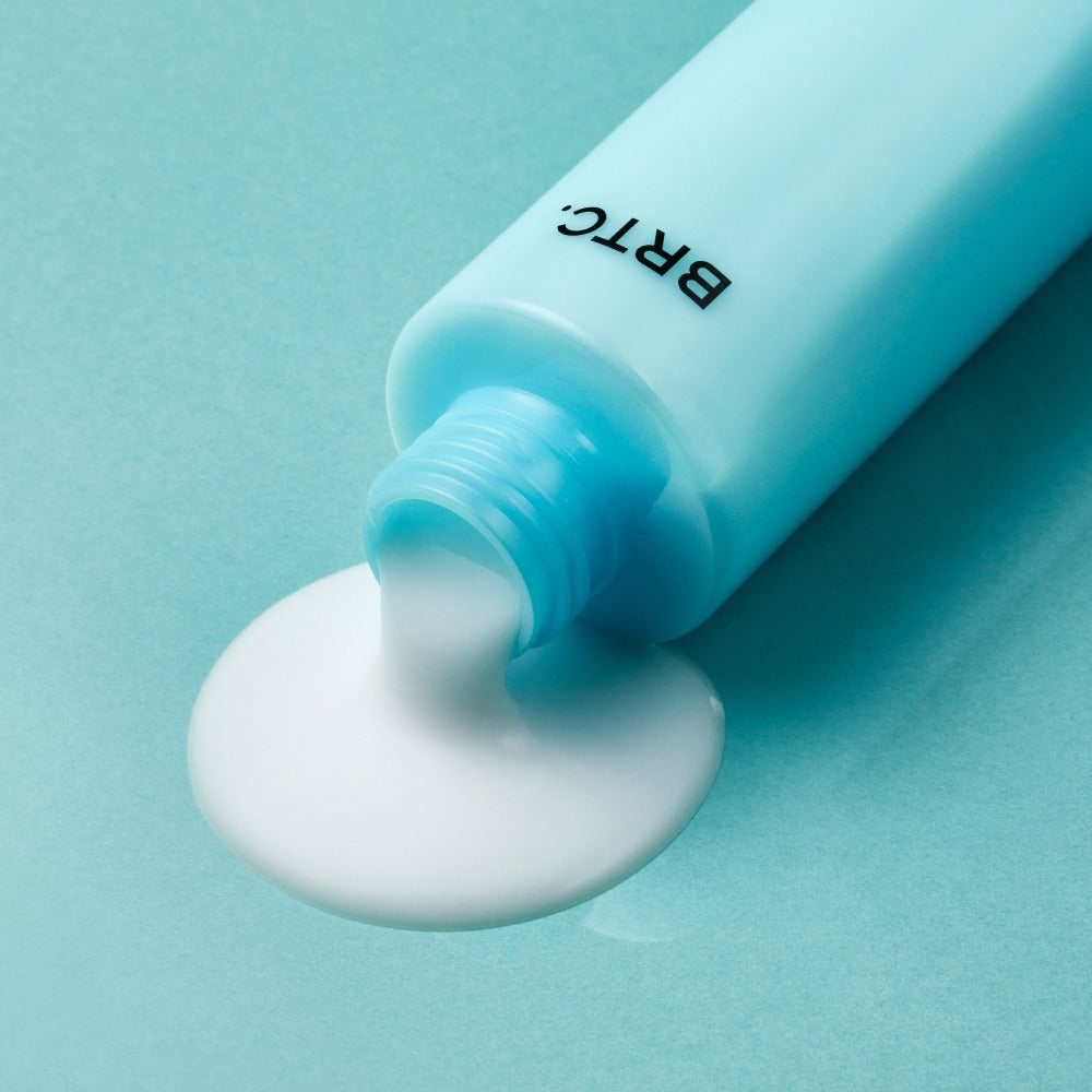 BRTC Skin Lab Homme Series Emulsion 150ml de BRTC, tube bleu et crème blanche sur fond turquoise (photo produit).