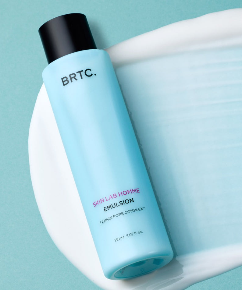 Décris l'image en français : BRTC Skin Lab Homme Series Emulsion 150ml de BRTC, flacon bleu sur fond bleu clair.