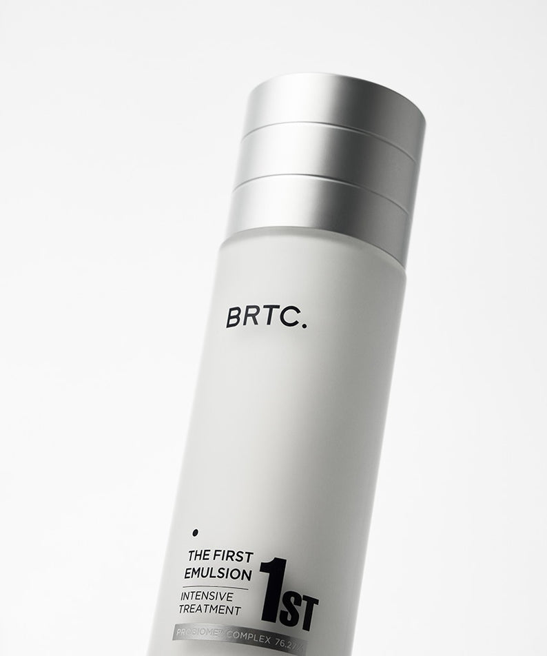 BRTC The First Emulsion 120ml, photo du flacon blanc et argent sur fond clair, marque BRTC, produit cosmétique
