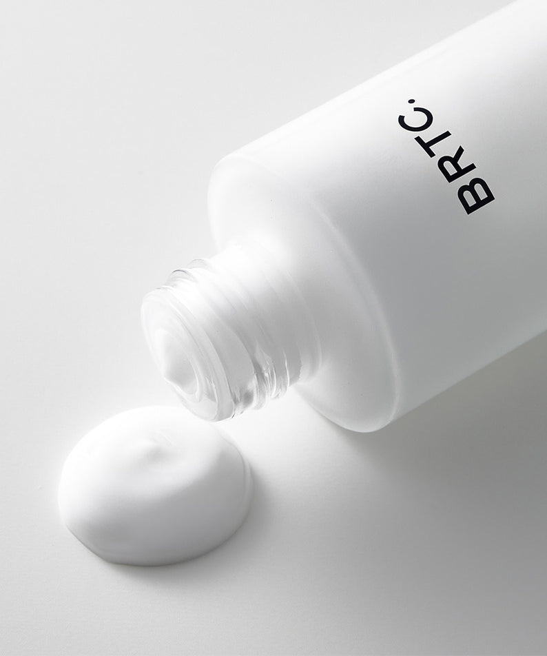 BRTC The First Emulsion 120ml : flacon blanc déposé sur fond clair, texture crème émulsion, visuel produit BRTC