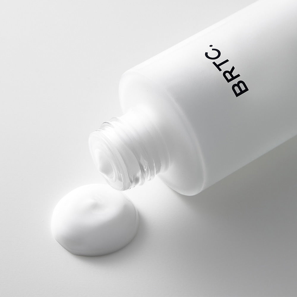 BRTC The First Emulsion 120ml : flacon blanc déposé sur fond clair, texture crème émulsion, visuel produit BRTC