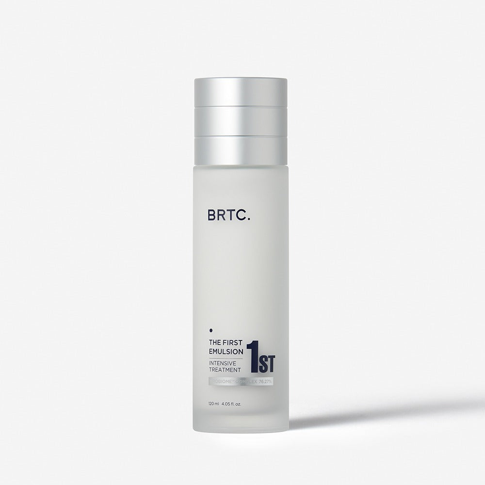 BRTC The First Emulsion 120ml, flacon blanc et argent sur fond clair, produit cosmétique de la marque BRTC.