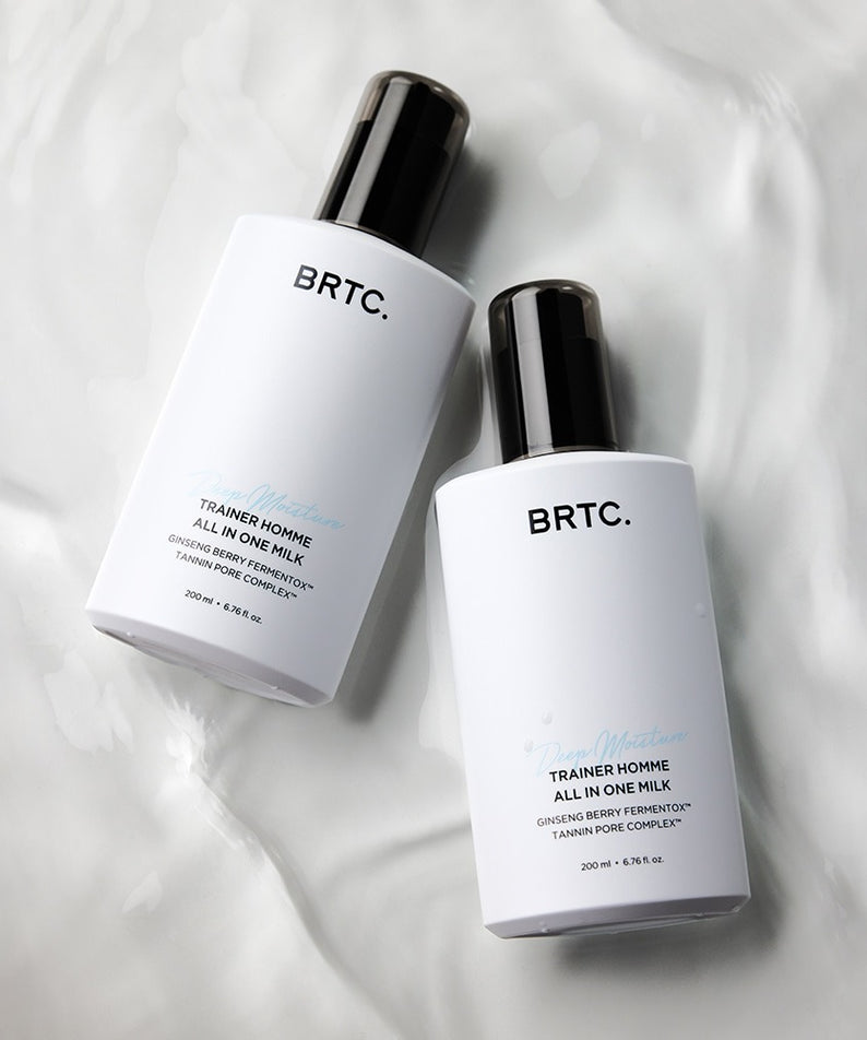 BRTC Trainer Homme ALl-in-One Milk 200ml de BRTC : flacons sur tissu blanc, contexte cosmétique homme.