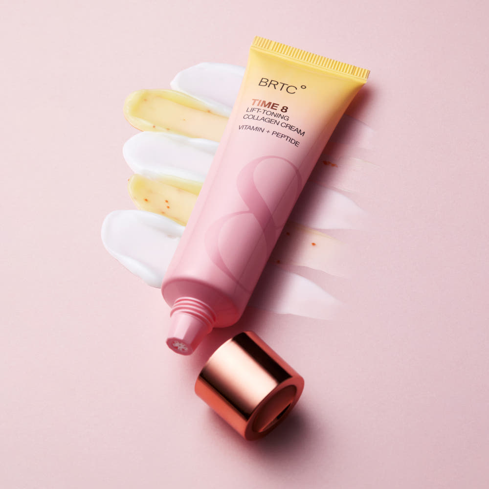 Décris l'image en français en mentionnant BRTC Time 8 LIft-Toning Collagen Cream 80ml, la marque BRTC, sur fond rose.