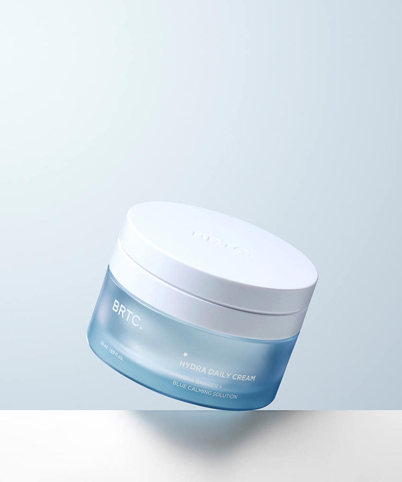 BRTC Hydra Daily Cream 50ml de BRTC, pot bleu et blanc sur fond clair, éclairage studio.