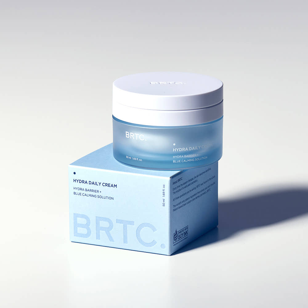 BRTC Hydra Daily Cream 50ml de BRTC, crème hydratante sur fond clair avec boîte et pot bleu.