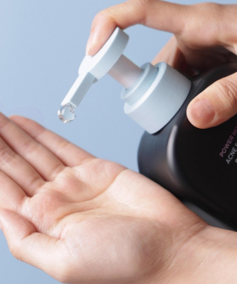 Utilisation du BRTC Power Homme Acne Solution Body Wash 500ml avec une main pressant la pompe pour libérer le savon liquide.