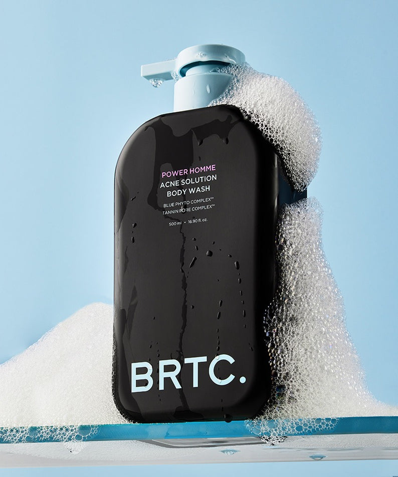 BRTC Power Homme Acne Solution Body Wash 500ml sur une étagère, mousse abondante. Nettoyant corporel pour peau acnéique.
