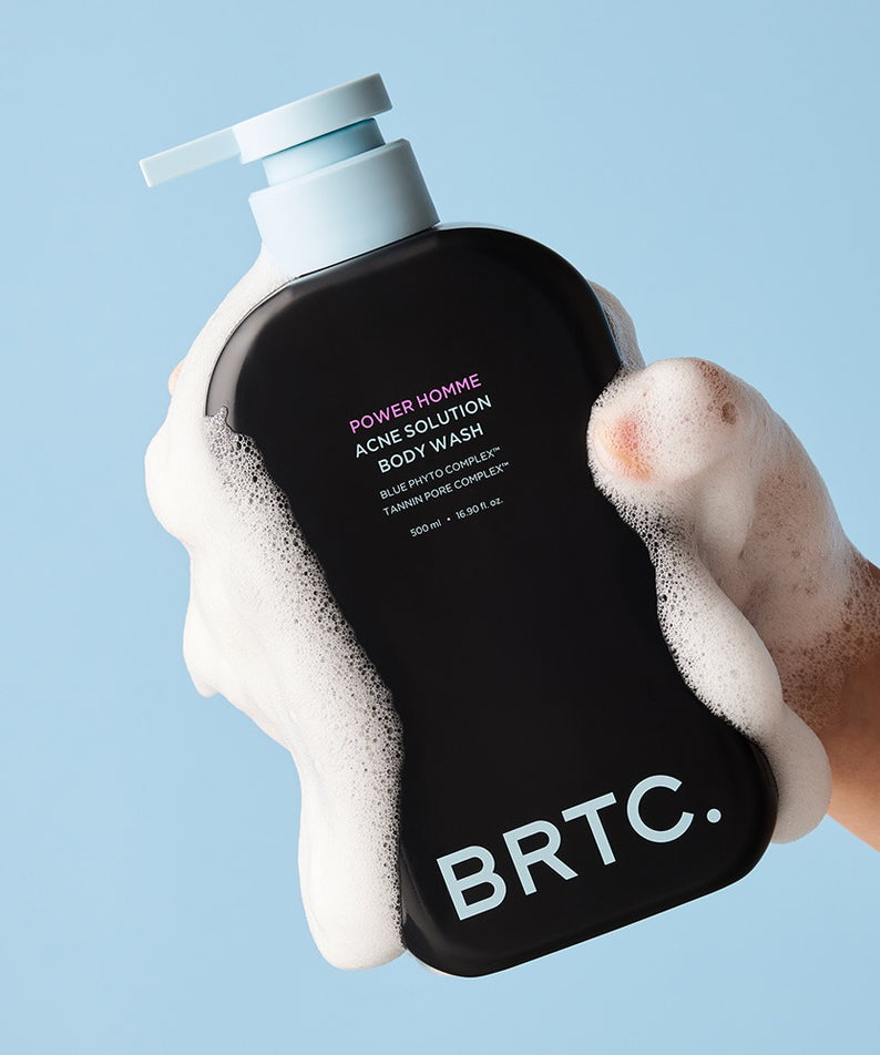 BRTC Power Homme Acne Solution Body Wash 500ml dans une main mousseuse, nettoyant pour le corps contre l'acné, emballage élégant.
