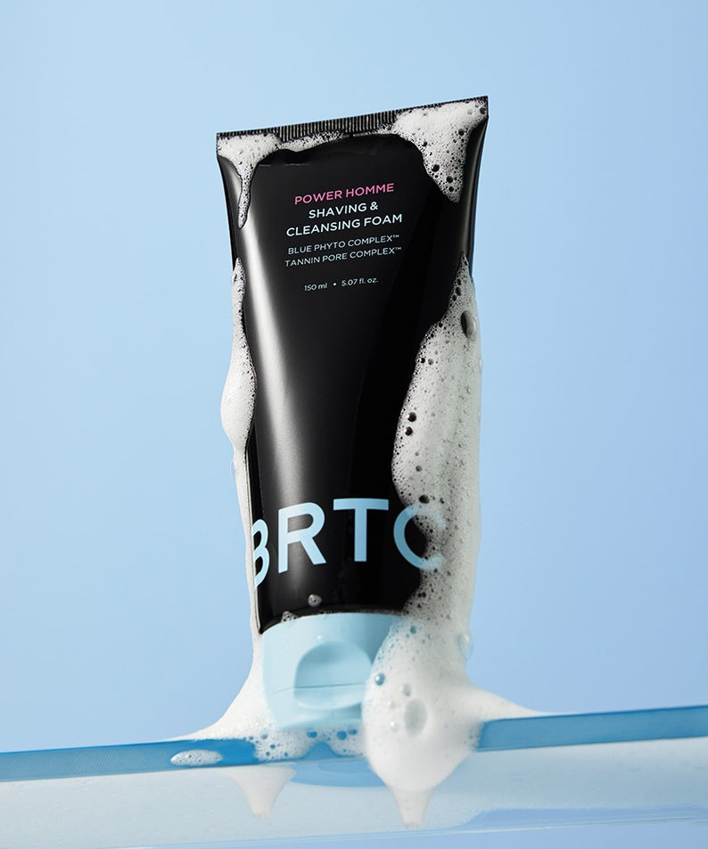 BRTC Power Homme Shaving & Cleanser Foam 150ml sur fond bleu avec mousse luxueuse, produit de soin pour homme.