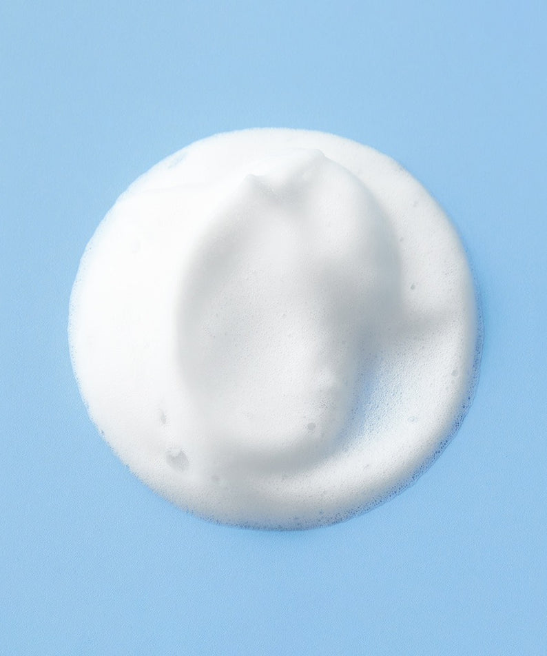 Texture de mousse BRTC Power Homme Shaving & Cleanser Foam 150ml sur fond bleu clair.