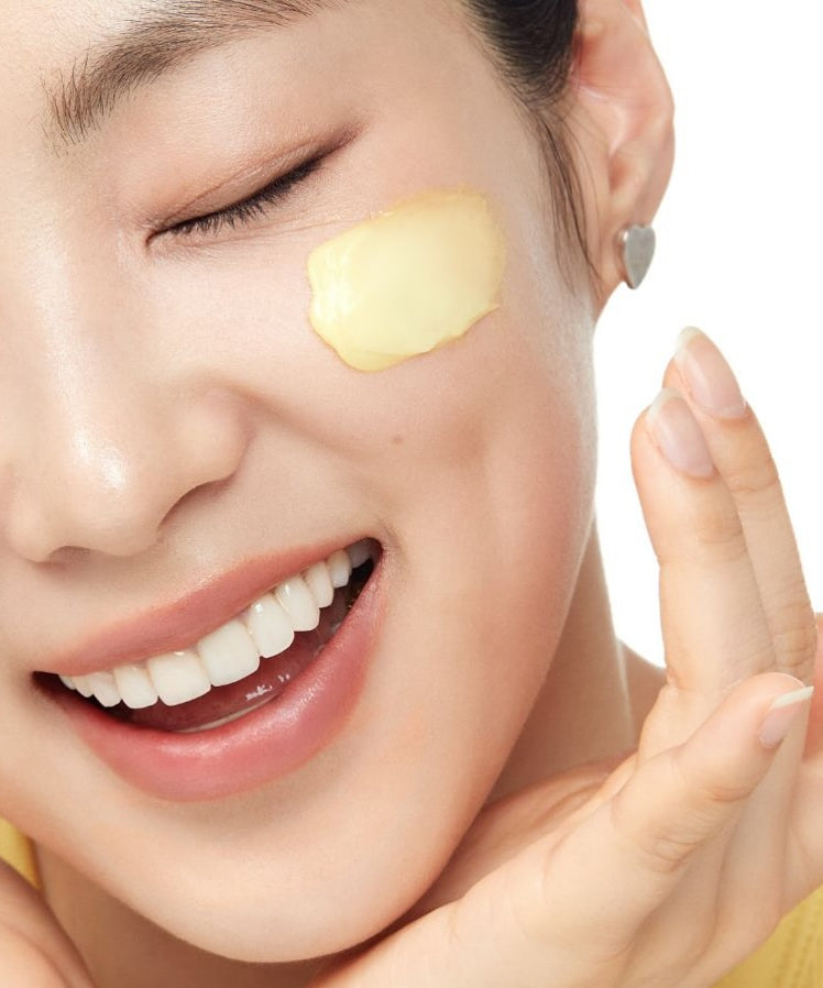 BY WISHTREND Vitamin A-Mazing Bakuchiol Night Cream 30g par BY WISHTREND, femme appliquant une crème jaune sur le visage