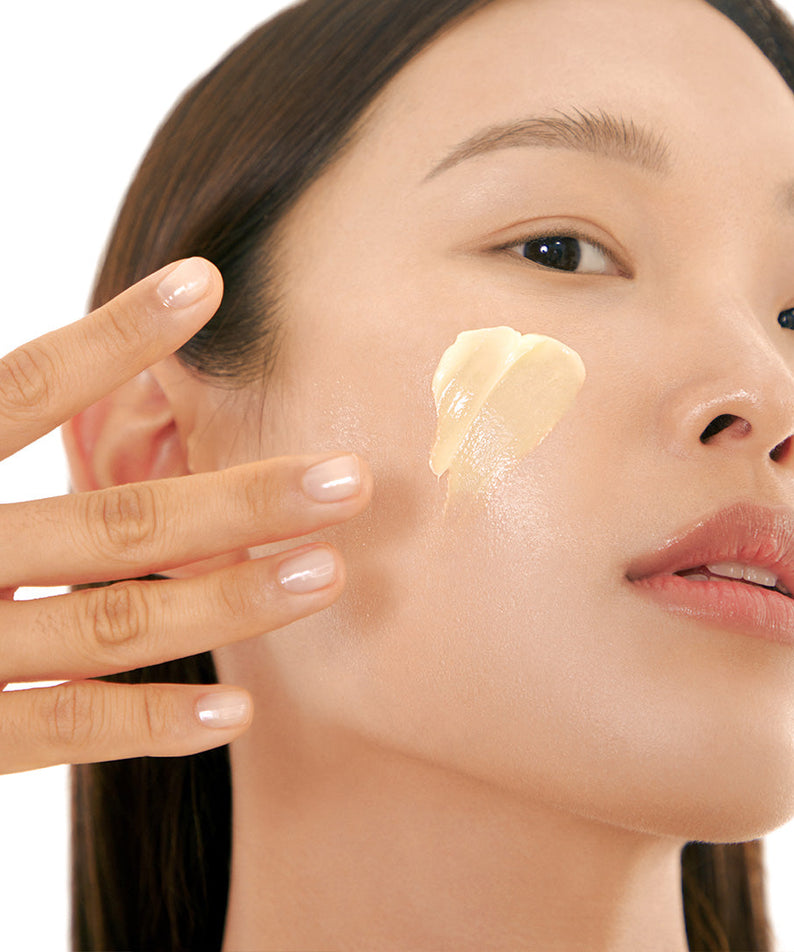 BY WISHTREND Vitamin A-Mazing Bakuchiol Night Cream 30g de BY WISHTREND, femme appliquant la crème sur le visage, beauté